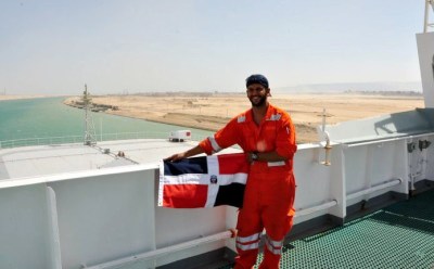 Naldo muestra la bandera dominicana mientras cruza el Canal de Suez en el 2011.