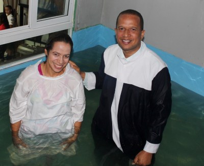 El pastor Rondón durante un bautismo.