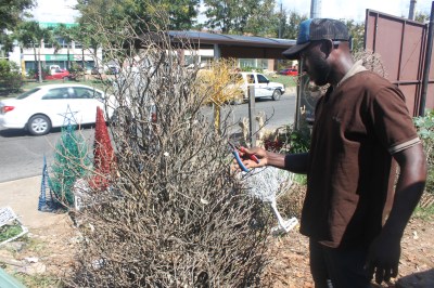 Moreno mientras confecciona un charamico. Foto: Mariela Mejía