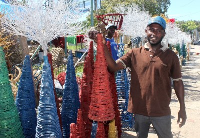 El artesano muestra sus creaciones. Foto: Mariela Mejía