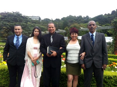El pastor junto a dos parejas que casó en Nueva Zelanda.