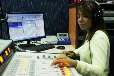 Saci mientras ajusta los botones de la consola.