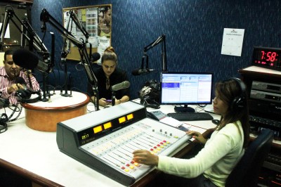 Saci García mientras controla un programa en vivo.