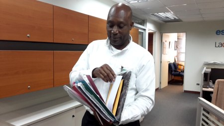 Zacarías revisa los documentos que entregará. 