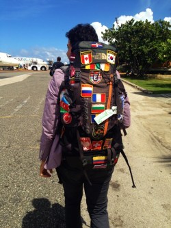 Jason camina con su mochila durante uno de sus viajes.