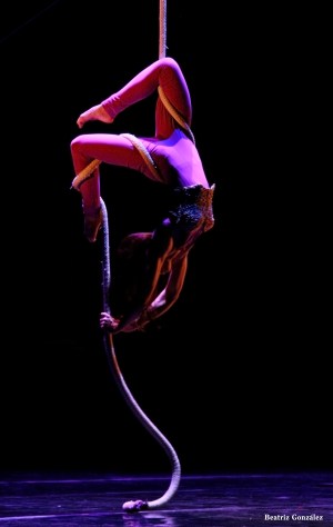 Natasha en un solo de cuerda vertical en el espectáculo Viaje a la Luna de la gira 2013-2014. 