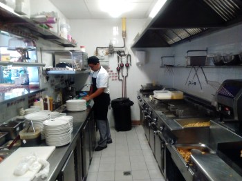 En labores en la cocina.