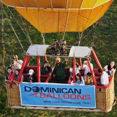 Luis Leonardo en el centro. Me encuentro a su lado, a la izquierda, tomando una fotografía.
