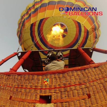 Luis poniendo a funcionar los mecheros. Foto: Dominican Balloons.