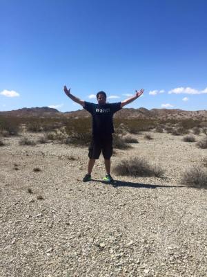 Ofelio aprovecha una parada para fotografiarse.